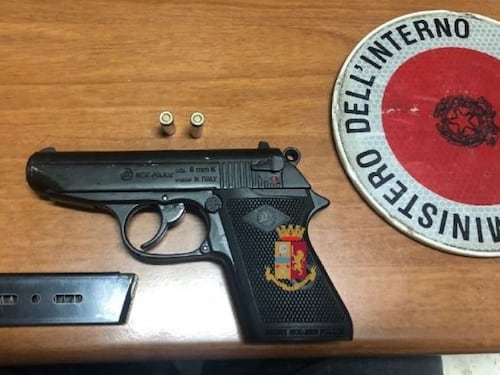 Napoli, in scooter con pistola a salve modificata: denunciati due minori