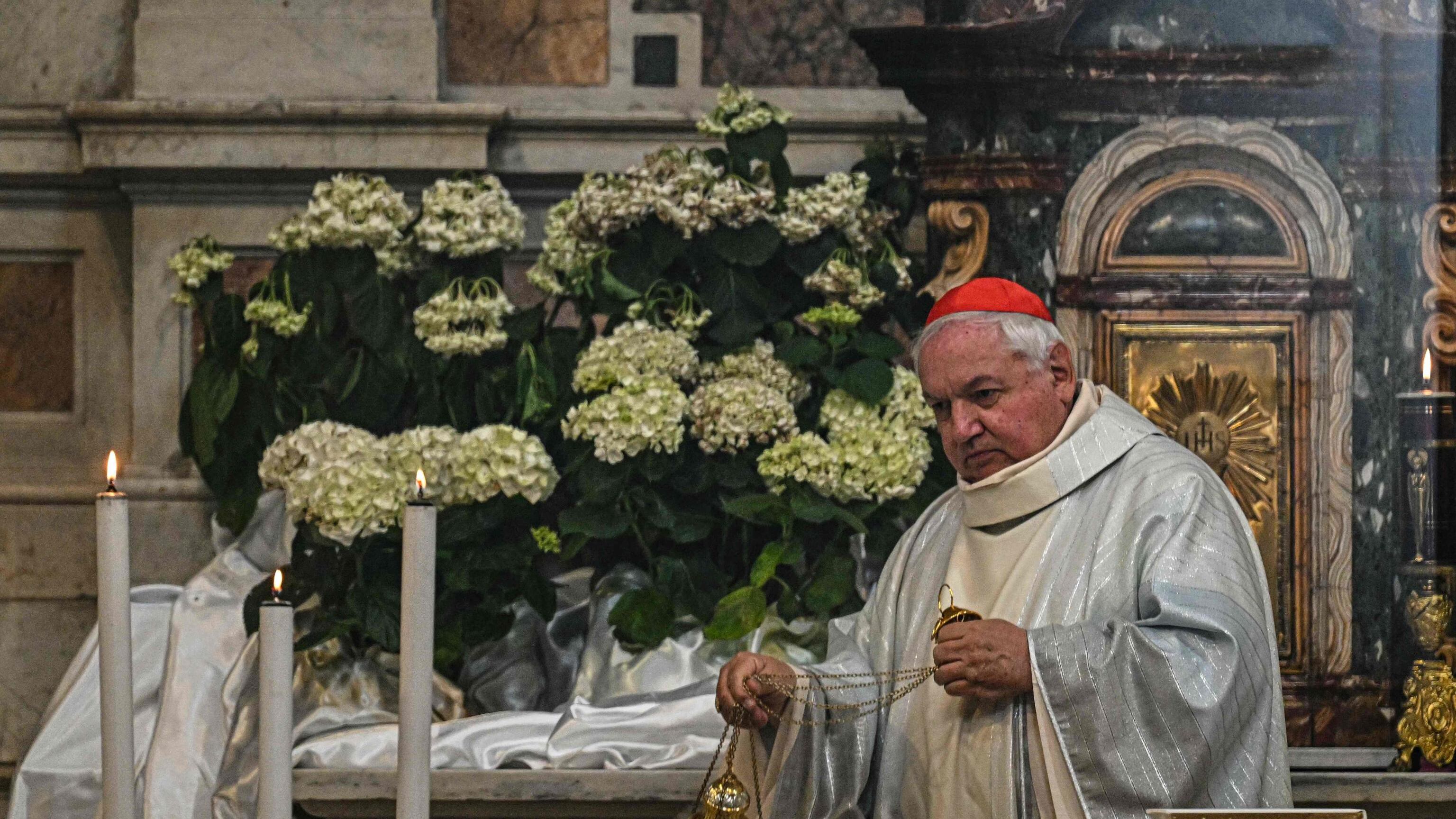 Il tour finale dei papabili. Messa nelle parrocchie, bagno di folla e fedeli