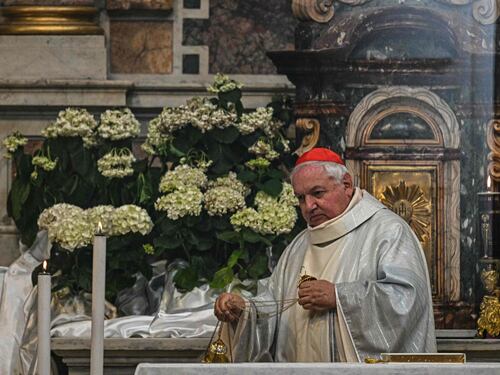 Il tour finale dei papabili. Messa nelle parrocchie, bagno di folla e fedeli
