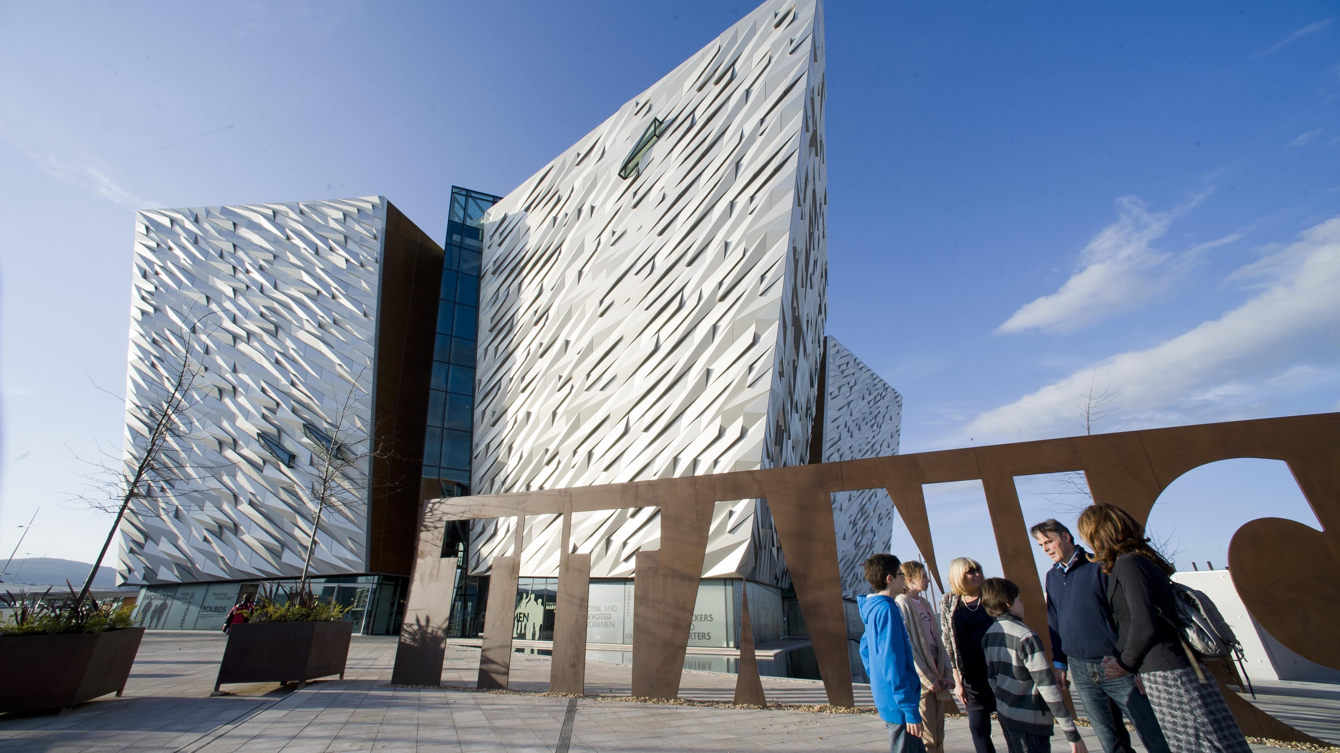 Orchestrine e birre tra i murales: la nuova Belfast non piange più