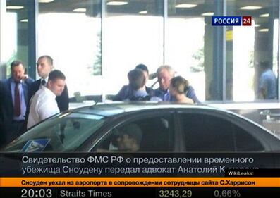 Edward Snowden lascia l'aeroporto di Mosca 1