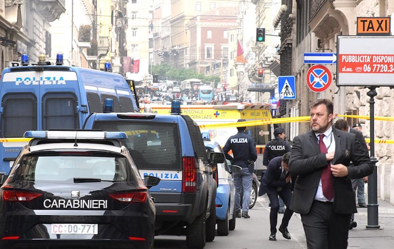 Roma, autobus Atac a fuoco in via del Tritone 2