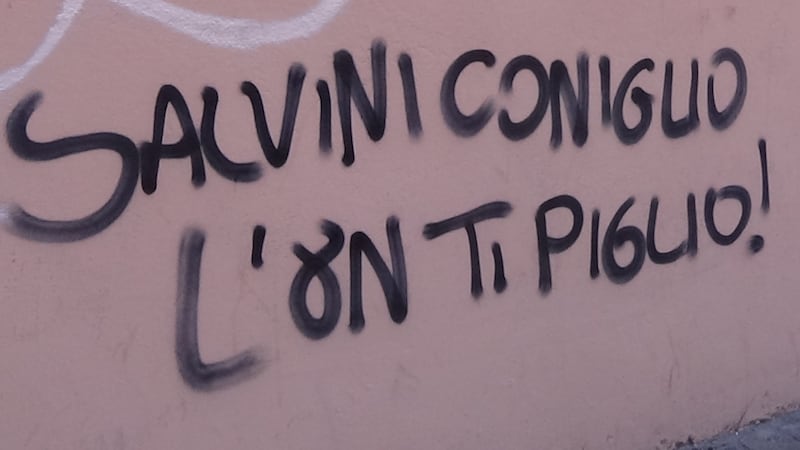 "De-leghizziamo bologna": i cartelli contro Salvini 12