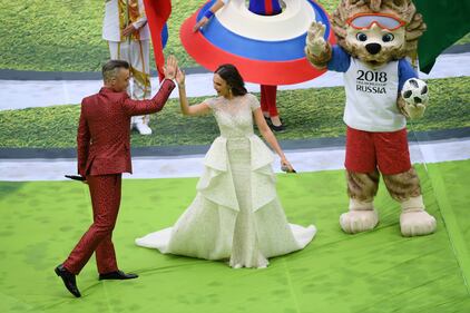 Lo show di Robbie Williams e Irina Garifullina durante la cerimonia d'apertura dei Mondiali 18