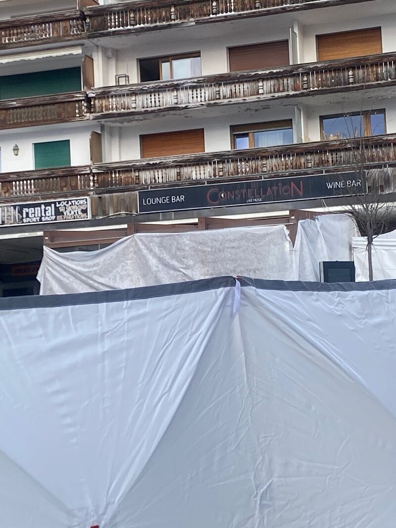 Crans-Montana, candele e lumini rossi sul luogo della strage 15