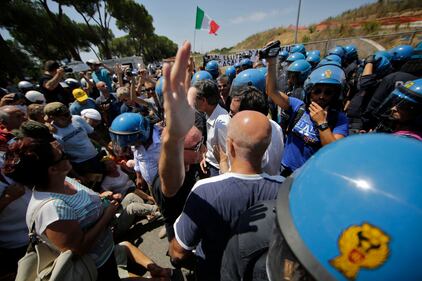 Blocchi contro i profughi, tensione con la polizia 8