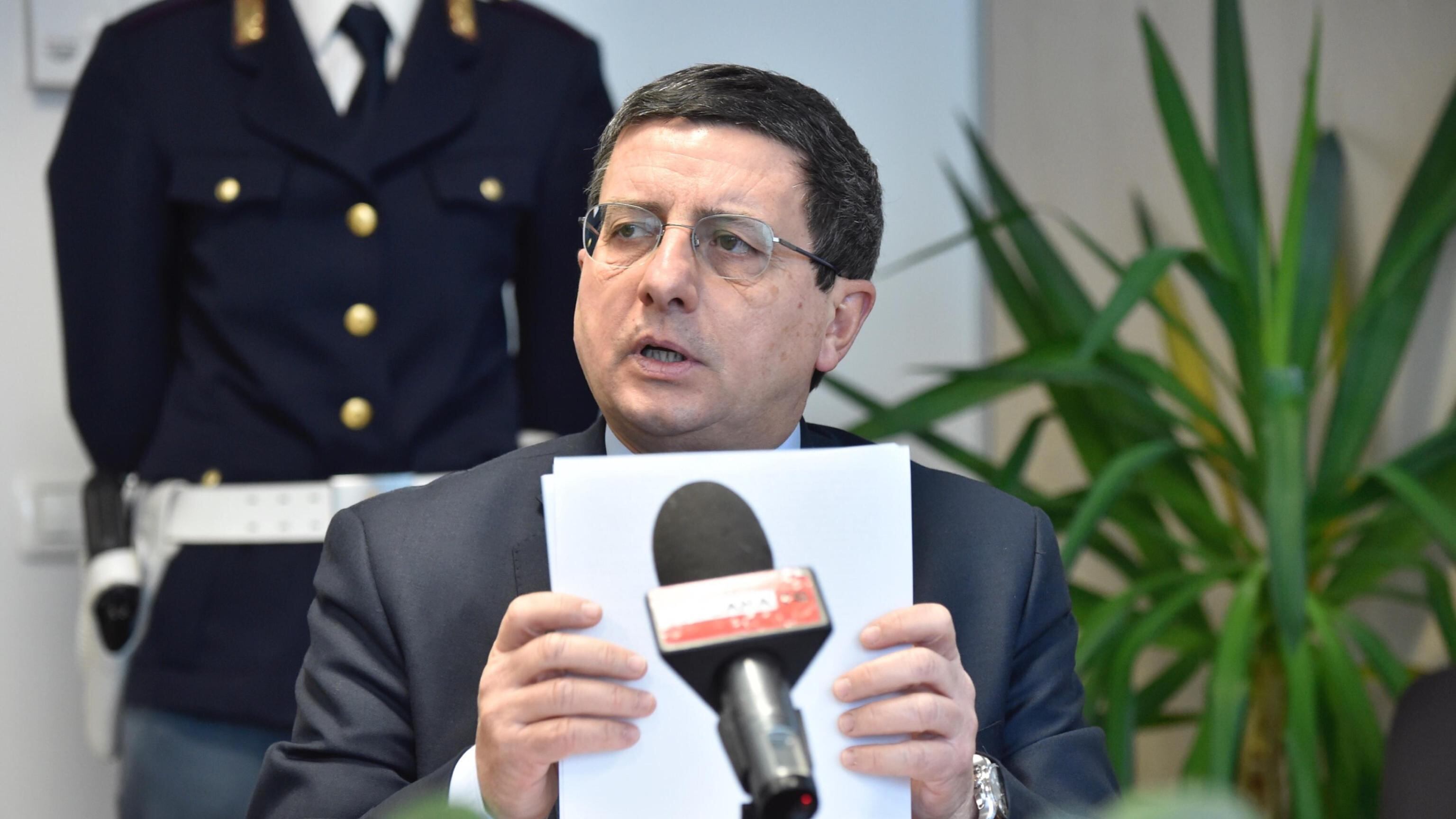 "In quella procura qualcosa non funziona". Renzi ora tuona
