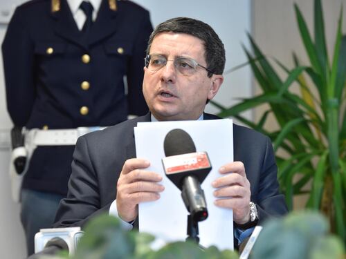 "In quella procura qualcosa non funziona". Renzi ora tuona