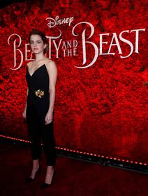 Emma Watson, sexy jumpsuit sul red carpet 30