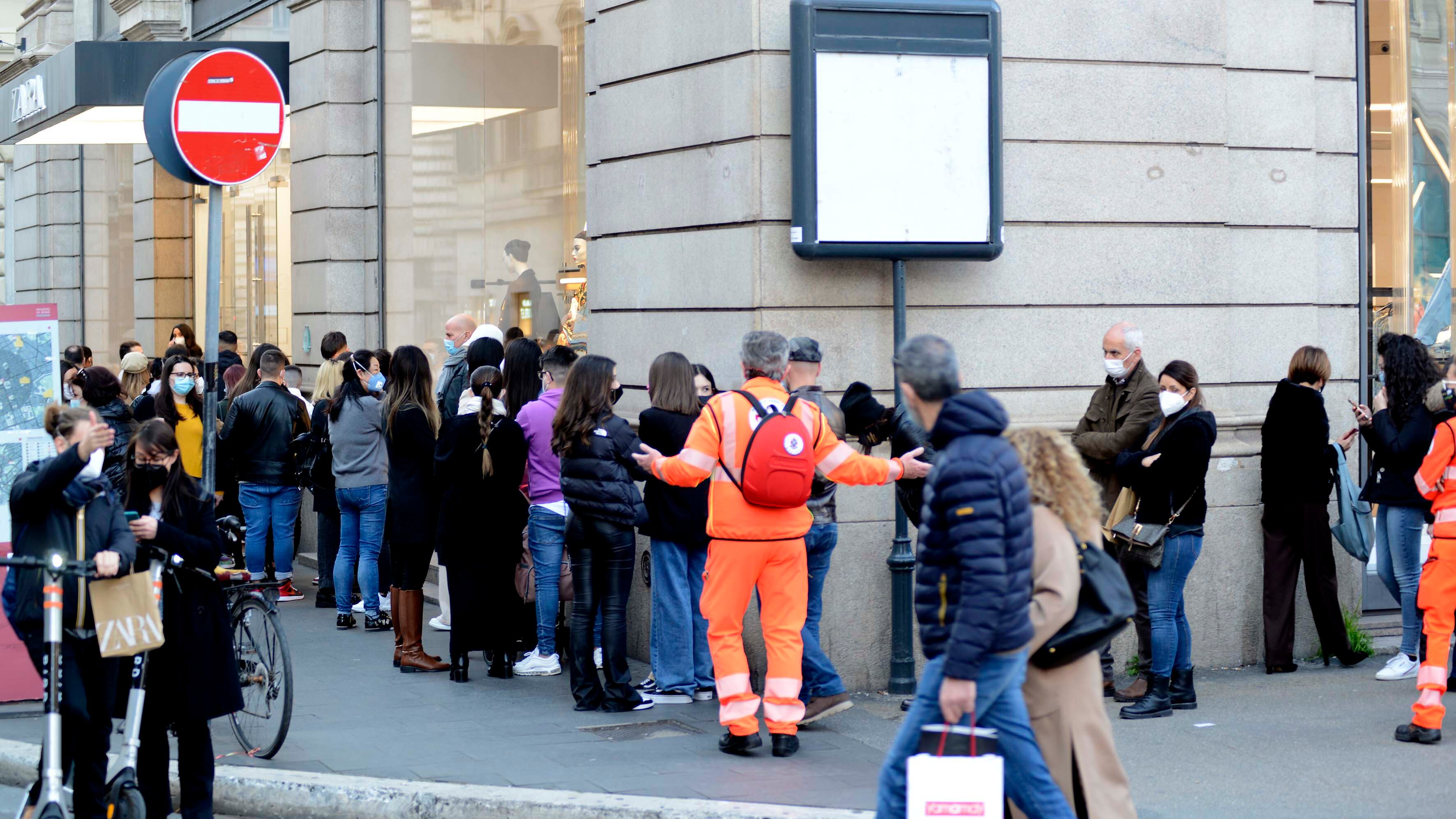Visite, spostamenti, zone rosse: ecco il primo decreto di Draghi