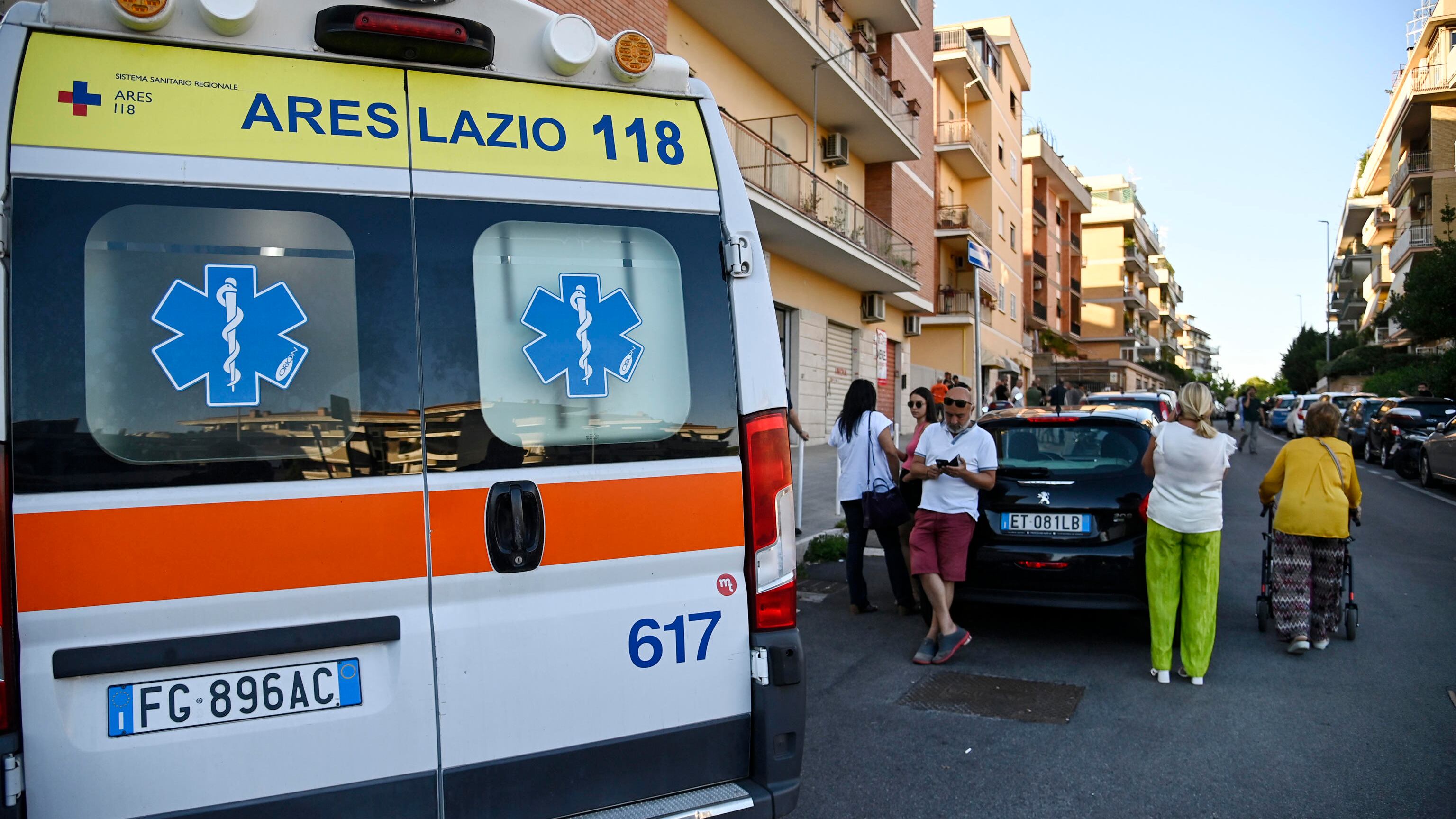 Investita e a terra 2 ore in attesa dell'ambulanza: l'odissea in diretta tv