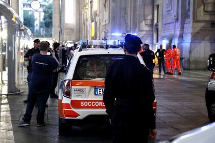 Milano, i soccorsi dopo l'aggressione in centrale 16