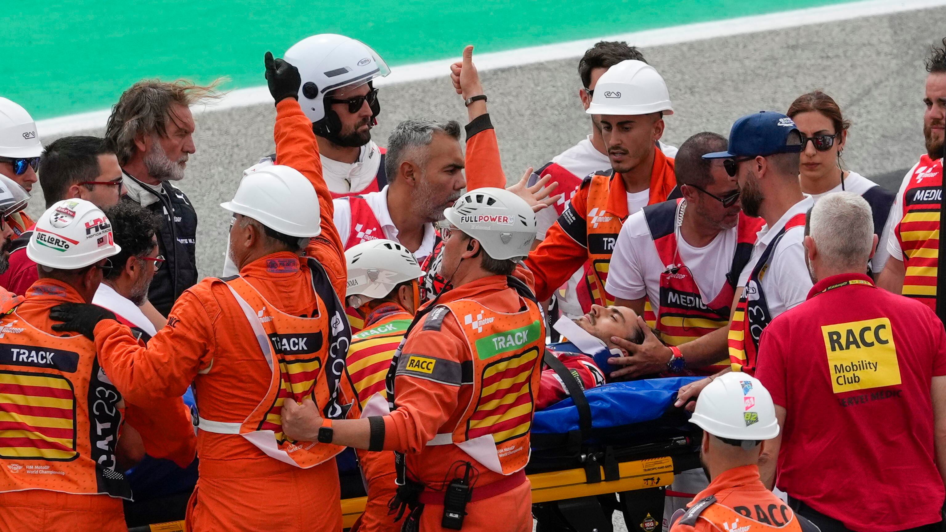Paura per Bagnaia, la moto di Binder gli passa sulla gamba: ecco cosa è successo