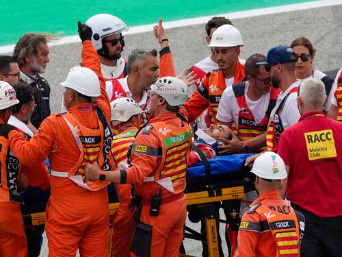 Paura per Bagnaia, la moto di Binder gli passa sulla gamba: ecco cosa è successo