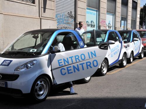 Lo sterzo, l'abitacolo, i guanti: il car sharing con il coronavirus