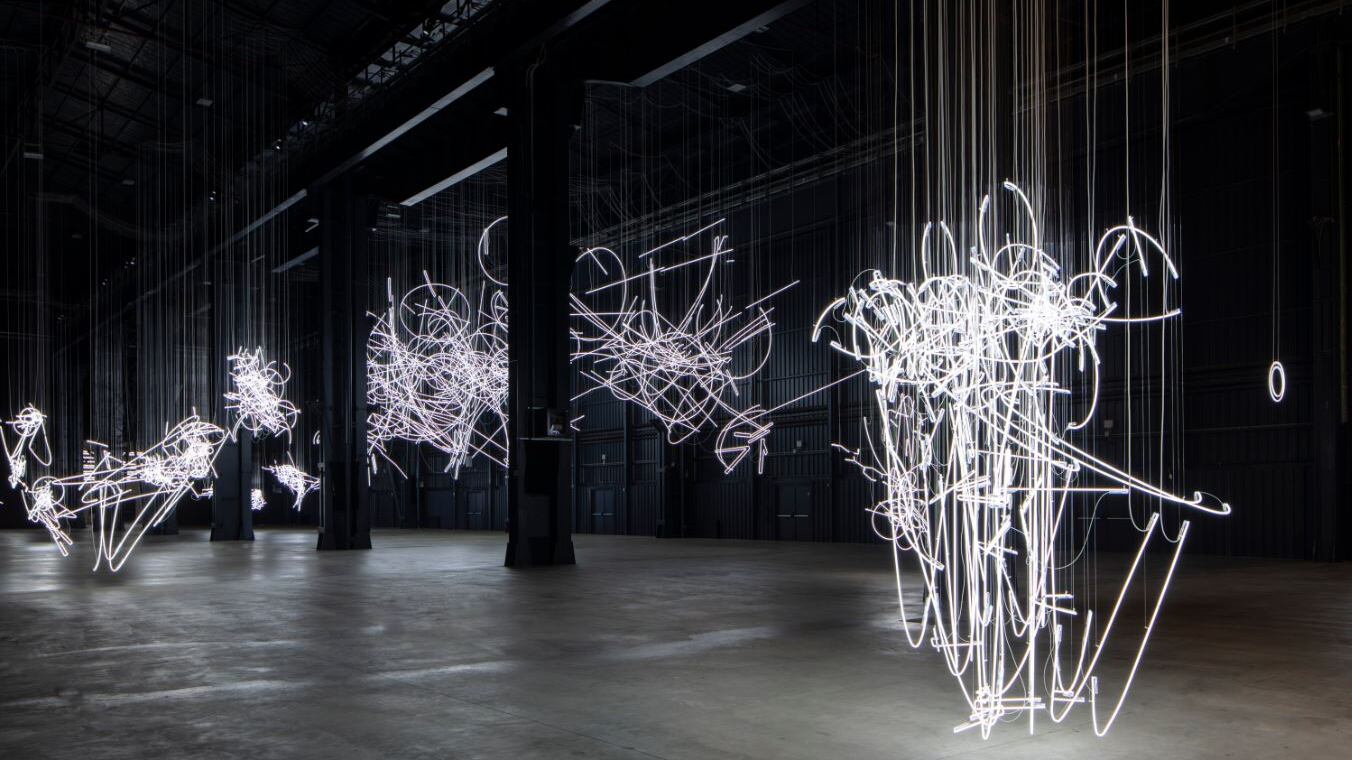 All'Hangar Bicocca l'opera "abbagliante" di Cerith Wyn Evans