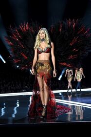 Devon Windsor sfila al Victoria's Secret Fashion Show 6