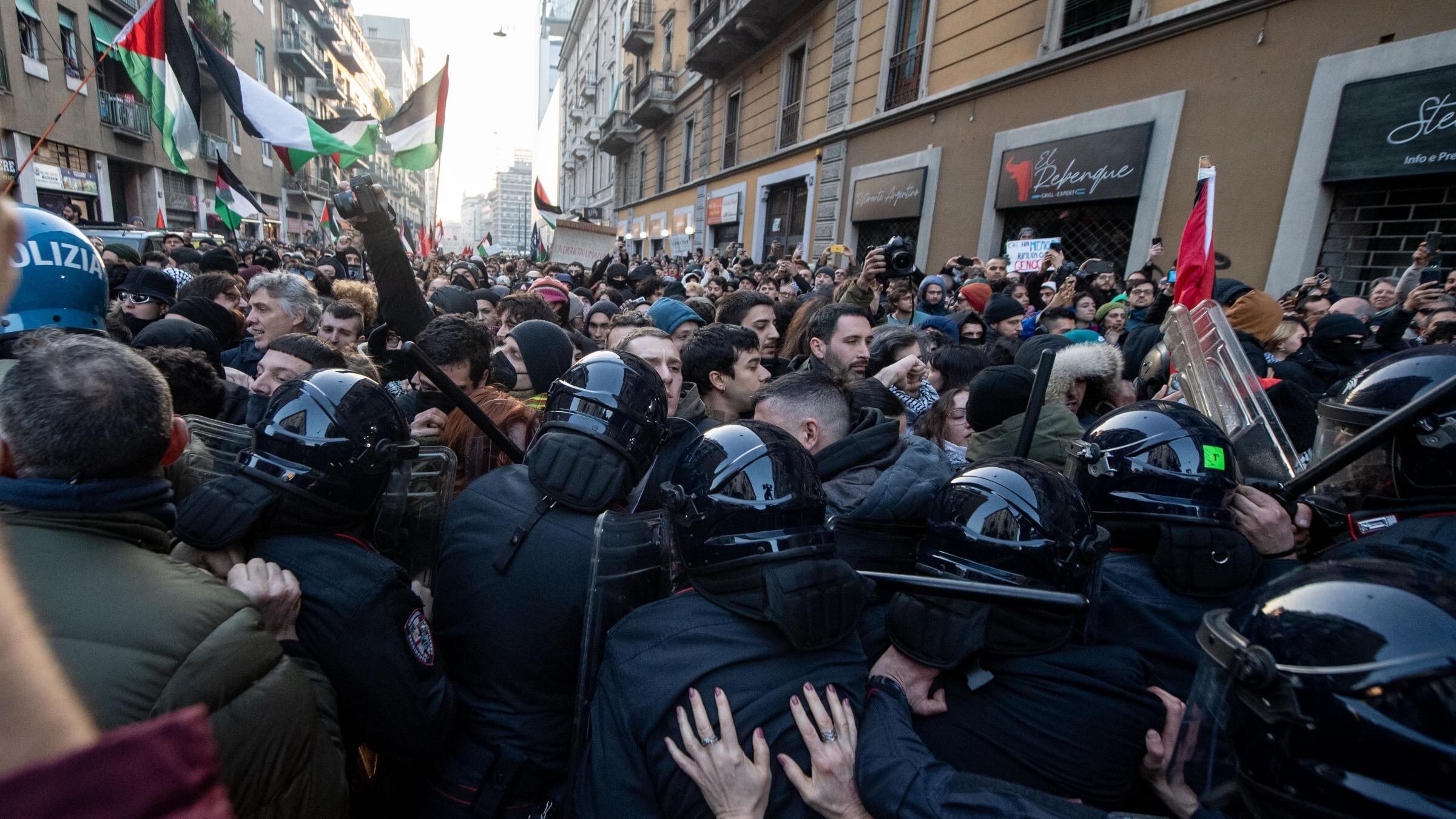 Al corteo "vietato" di Milano la sinistra contro la polizia