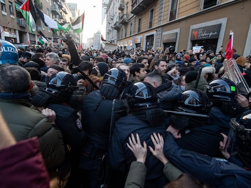 Al corteo "vietato" di Milano la sinistra contro la polizia