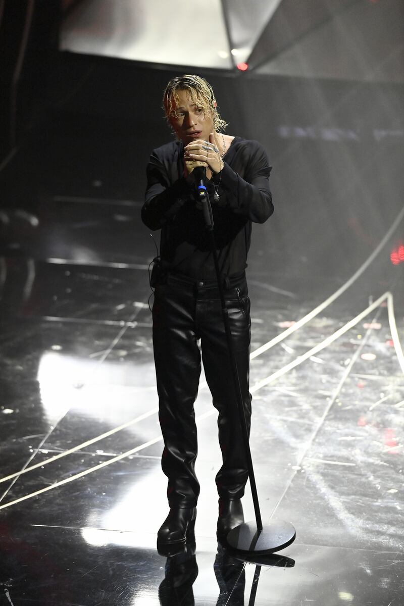 Sanremo 2024: ecco il look della seconda serata del Festival di Irama 3