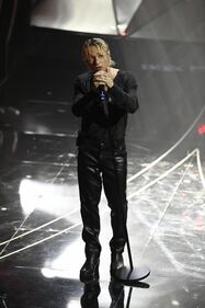 Sanremo 2024: ecco il look della seconda serata del Festival di Irama 3