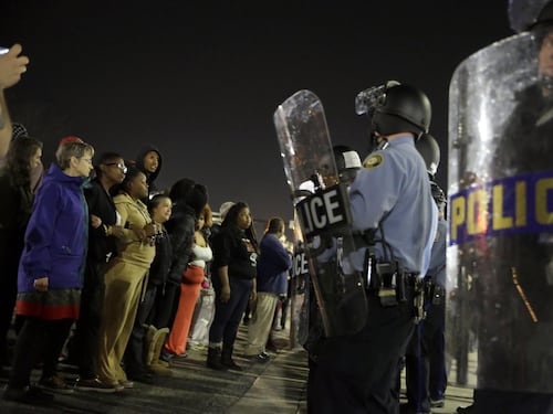 Ferguson, nuove proteste: due agenti feriti