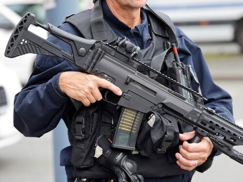 Orrore a Strasburgo: due bambine accoltellate davanti a scuola