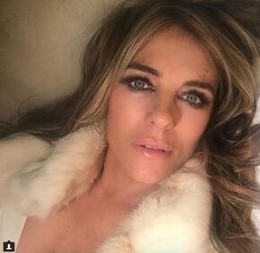 Liz Hurley bollente in costume 6