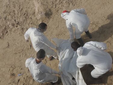 I cadaveri dei migranti sulla spiaggia libica 10