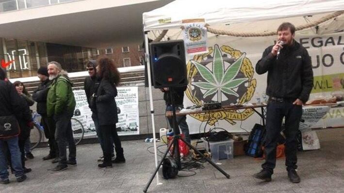La sinistra va in piazza per le sue priorità: droghe libere e aborto