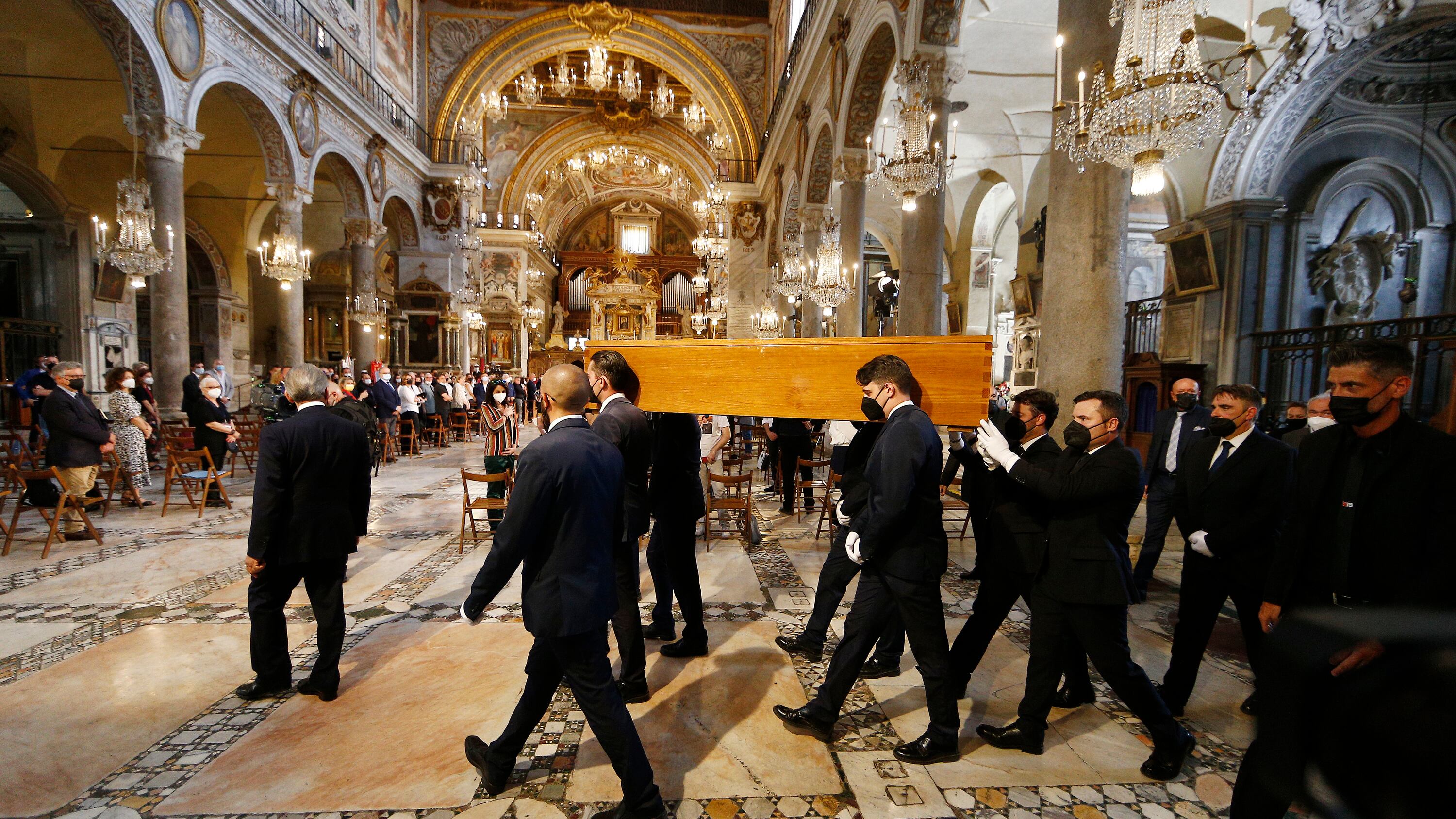 Carrà, l'ultimo applauso "Vai nella fiesta in cielo"
