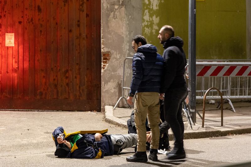 Disordini in via Cagni a Milano: cariche della polizia per disperdere i violent 3