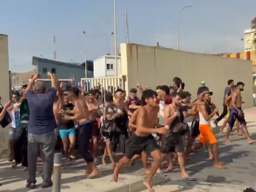 Migranti, migliaia di marocchini sfondano i confini di Ceuta. Rabbia degli agenti: “È il collasso totale”