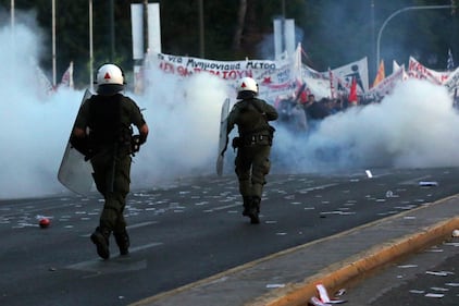 Grecia, scontri davanti al parlamento 14