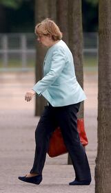 Il volto provato della Merkel dopo il referendum greco 3