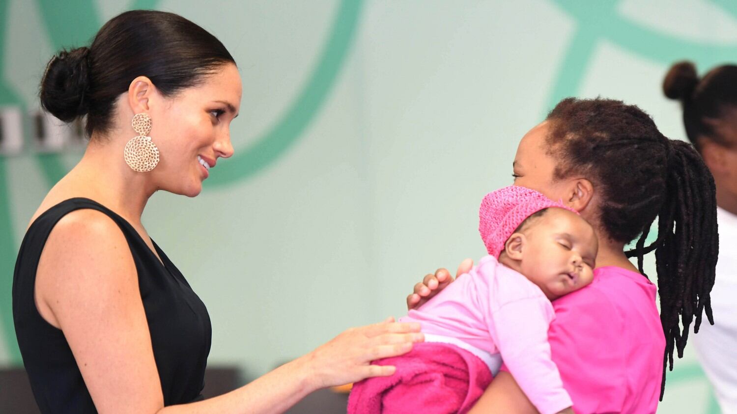 Meghan Markle in Sudafrica regala i vestitini usati di Archie