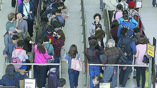 La Regione: «Ebola, termometri negli aeroporti»