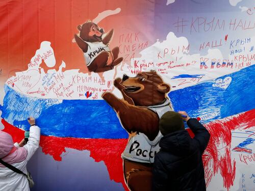 La Russia e il ricatto dei passaporti: il piano di Putin nei territori occupati dell'Ucraina