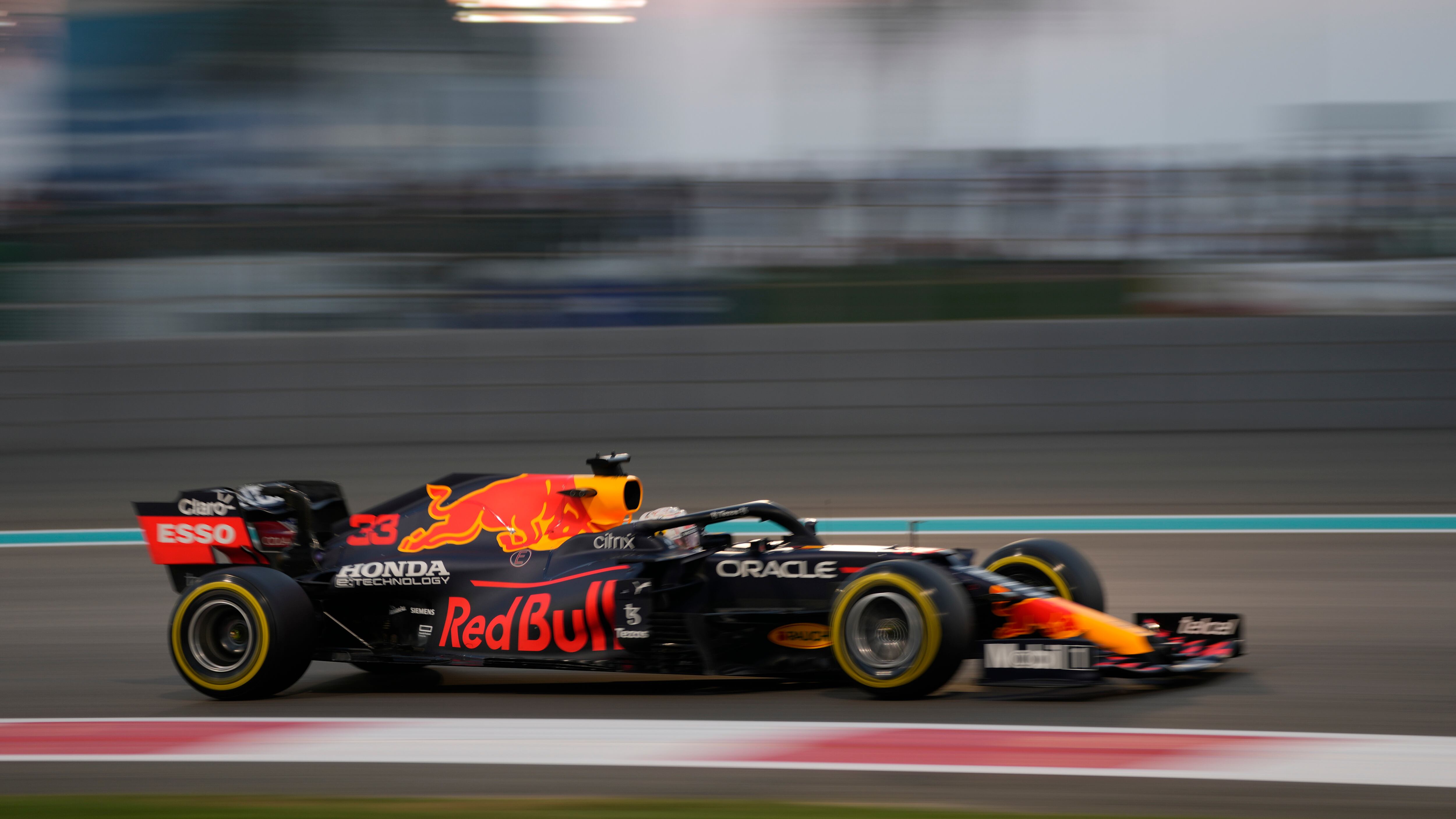Magia di Verstappen: è sua la pole position ad Abu Dhabi