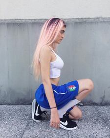 Roshelle sexy sulla copertina dell'inedito 3