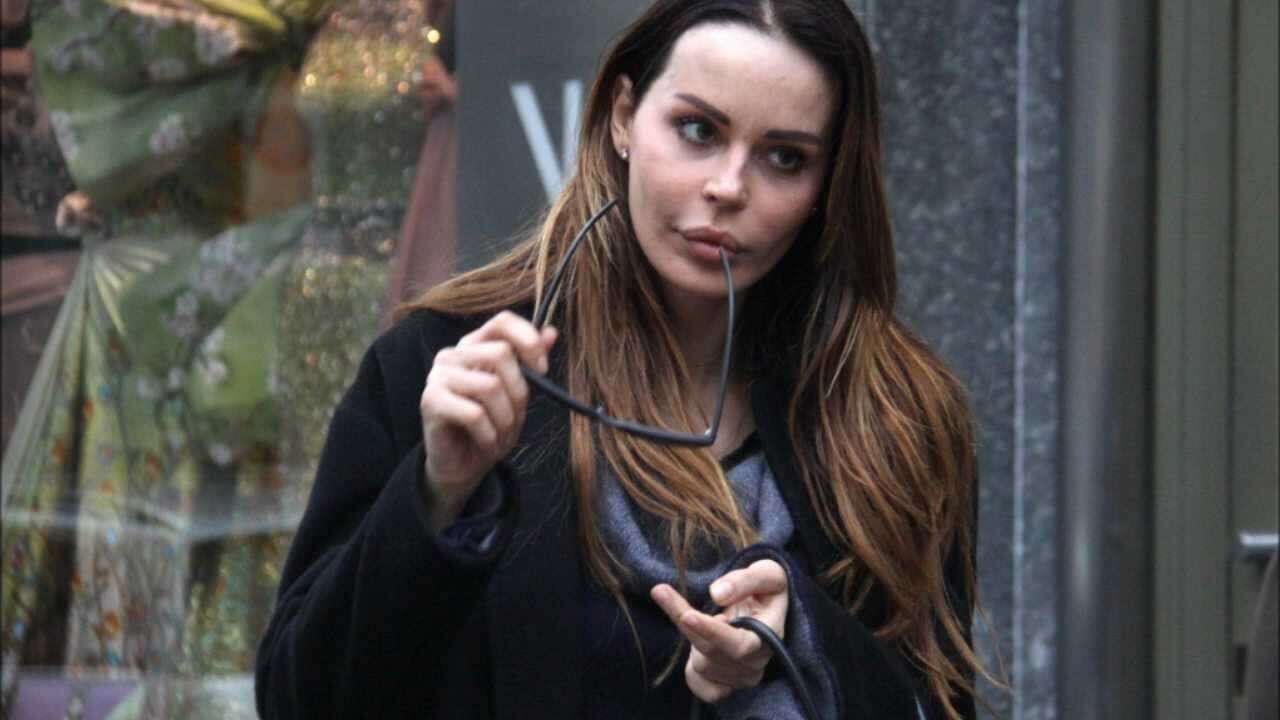 La confessione di Nina Moric: "Mia madre mi ha pestata a sangue"