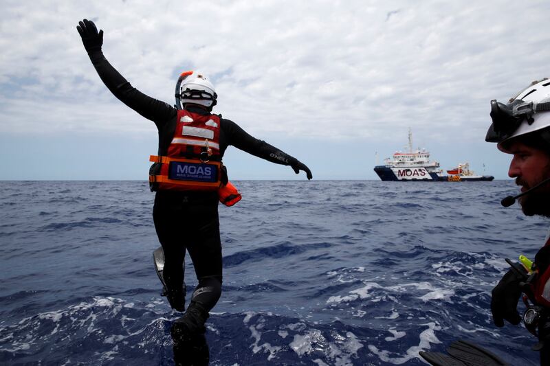 Migranti, il lavoro dei soccorritori nel Mediterraneo 18