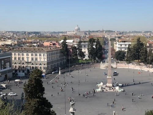 Tragedia al Pincio, 21enne litiga con la fidanzata e si uccide