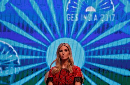 Ivanka Trump elegante in rosso: i bimbi giocano con la gonna 10