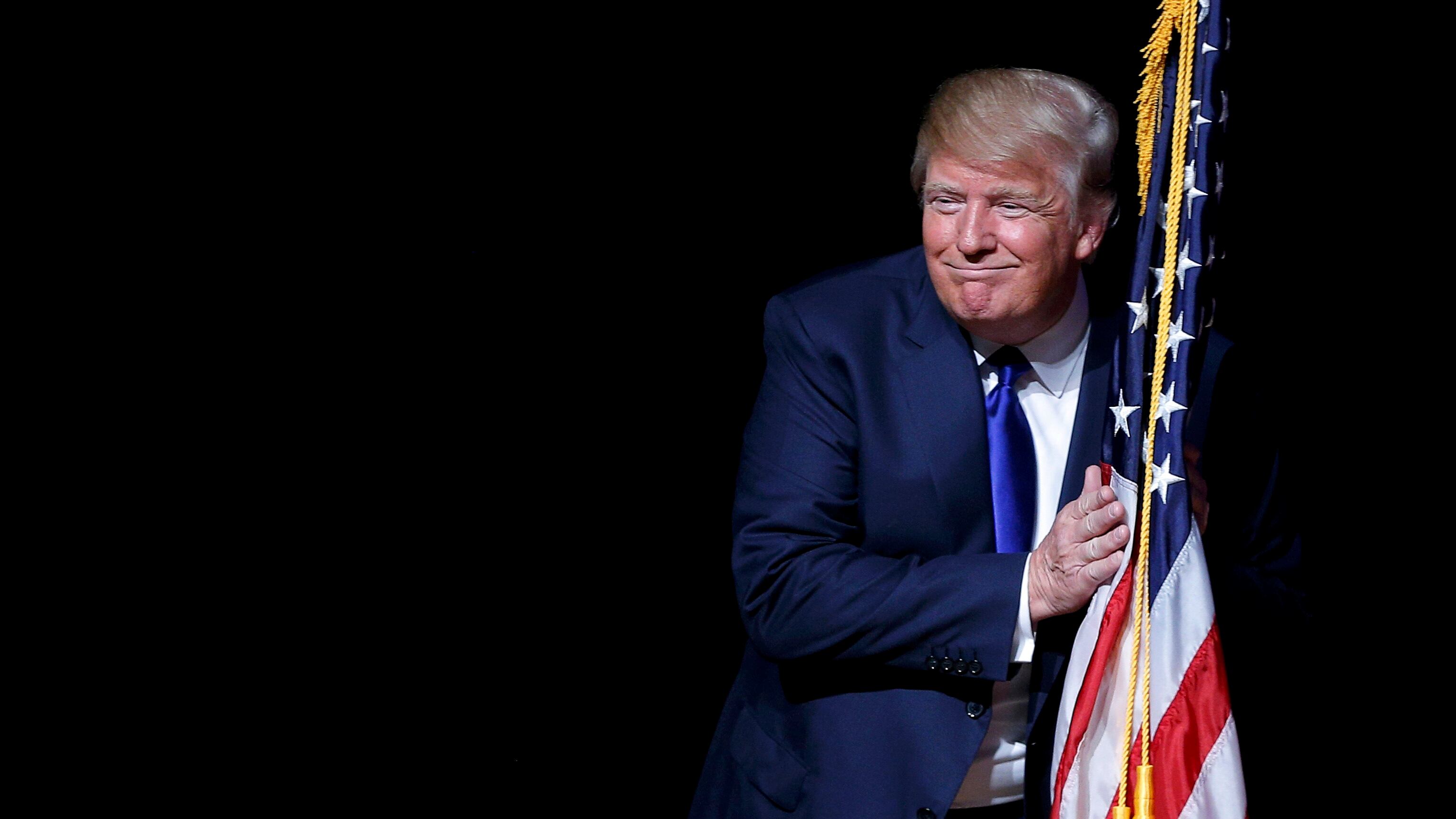 Trump: "Bruci la bandiera? Carcere e perdita della cittadinanza"