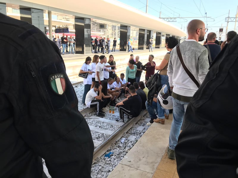 La stazione di Napoli ostaggio dei familiari degli italiani scomparsi in Messico 9