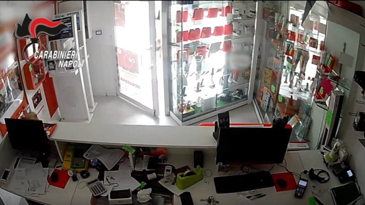 Rubarono 70 smartphone in un negozio di Quarto: carabinieri arrestano due uomini