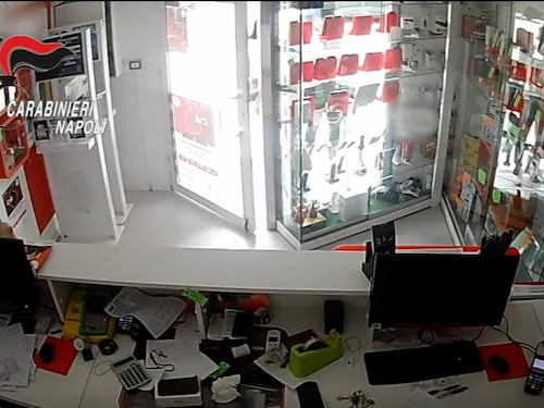 Rubarono 70 smartphone in un negozio di Quarto: carabinieri arrestano due uomini