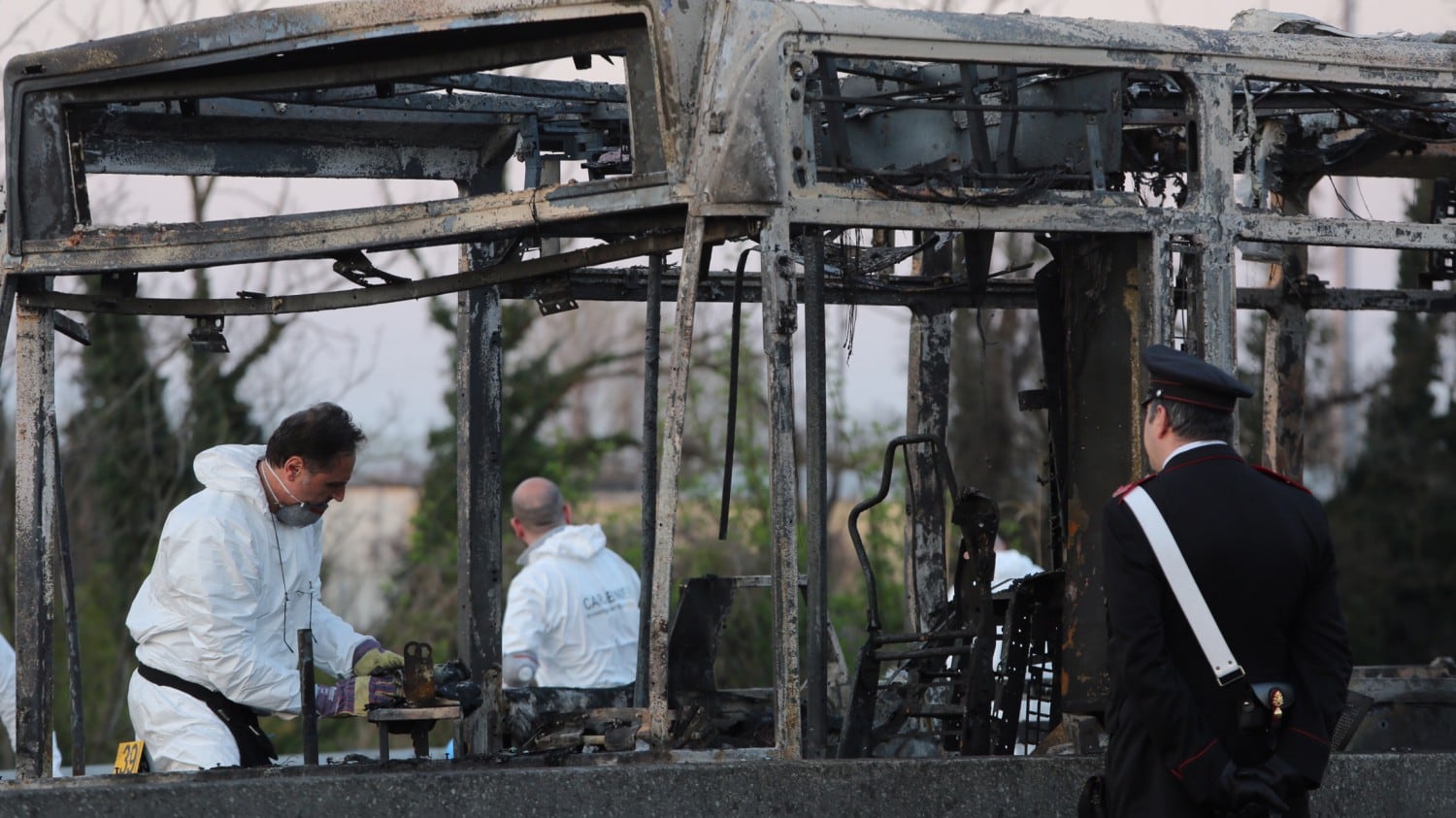 "I bimbi si buttavano dal bus in fiamme"