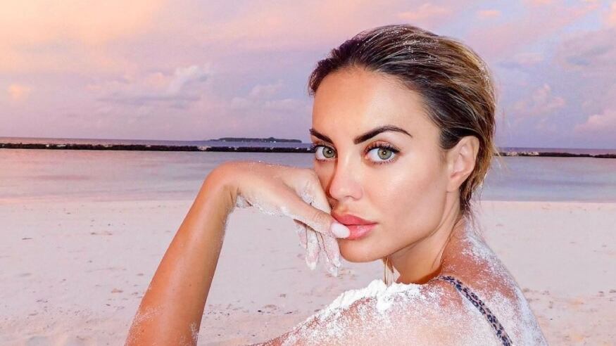 "In vacanza coi soldi degli altri". Elena Morali nel mirino del web